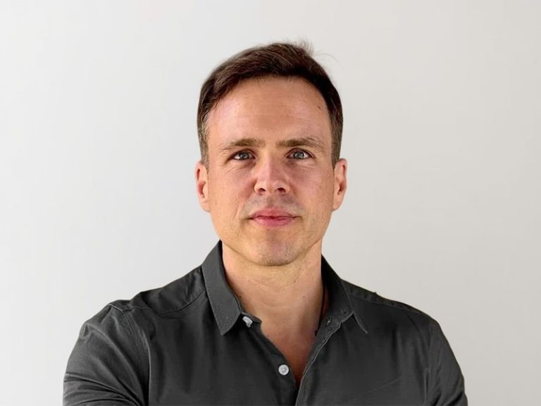 jakob fuchs trainer 600x400 grau